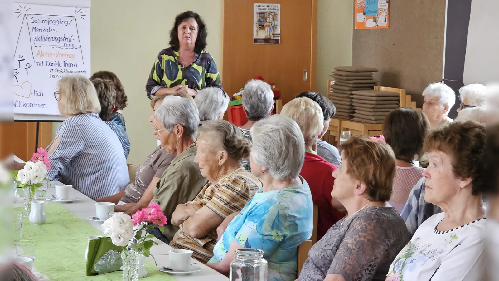 Vortrag durch Frau Thoma mit Teilnehmern des Senioren-Nachmittags (Bild: Hermann Bibel)