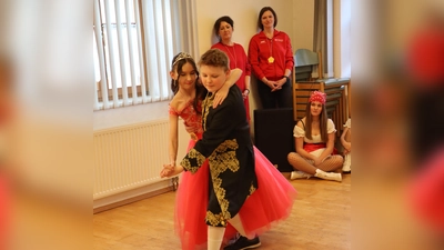 Das Riedener Kinderprinzenpaar 2025, Prinz Simon I. und Prinzessin Lea II. beeindruckten mit einem Walzer. (Bild: Michael Rabenhofer)