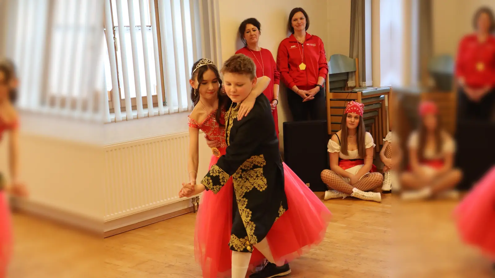 Das Riedener Kinderprinzenpaar 2025, Prinz Simon I. und Prinzessin Lea II. beeindruckten mit einem Walzer. (Bild: Michael Rabenhofer)