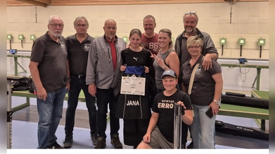 Fanclub der Burgschützen in Garching -Hochbrück von li. nach re: 2. von links Armin Bauer Schießwart, 2.v. li. Günter Scharf Trainer, Jana Stahl Schützin, 1. von re. Ludwig Kraus 1. Schützenmeister. (Bild: Angelika Stahl)