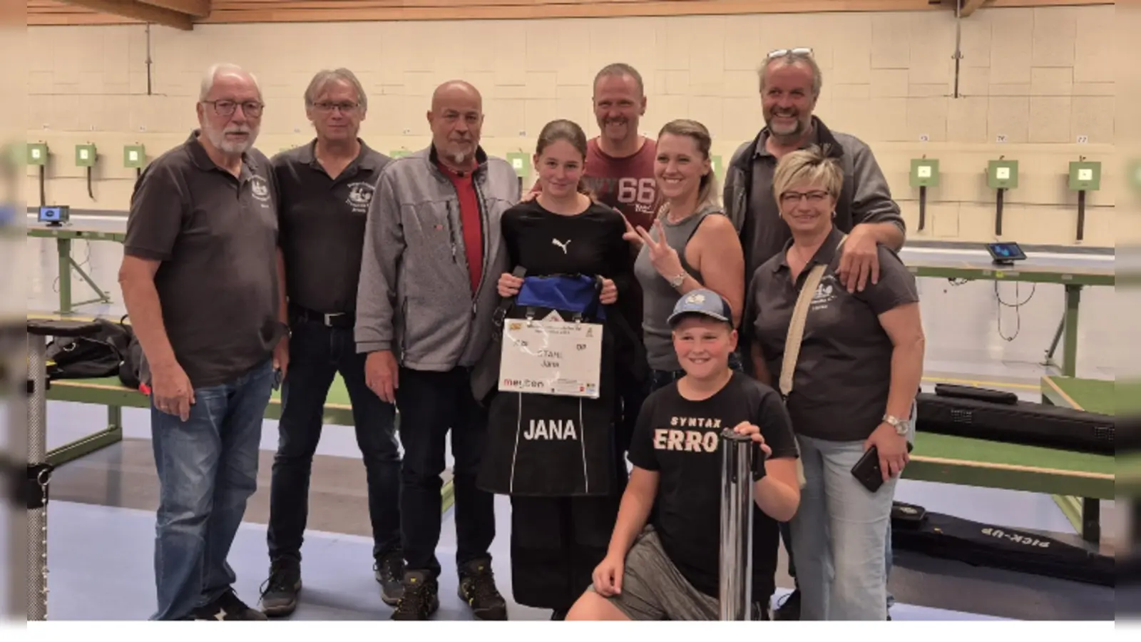 Fanclub der Burgschützen in Garching -Hochbrück von li. nach re: 2. von links Armin Bauer Schießwart, 2.v. li. Günter Scharf Trainer, Jana Stahl Schützin, 1. von re. Ludwig Kraus 1. Schützenmeister. (Bild: Angelika Stahl)