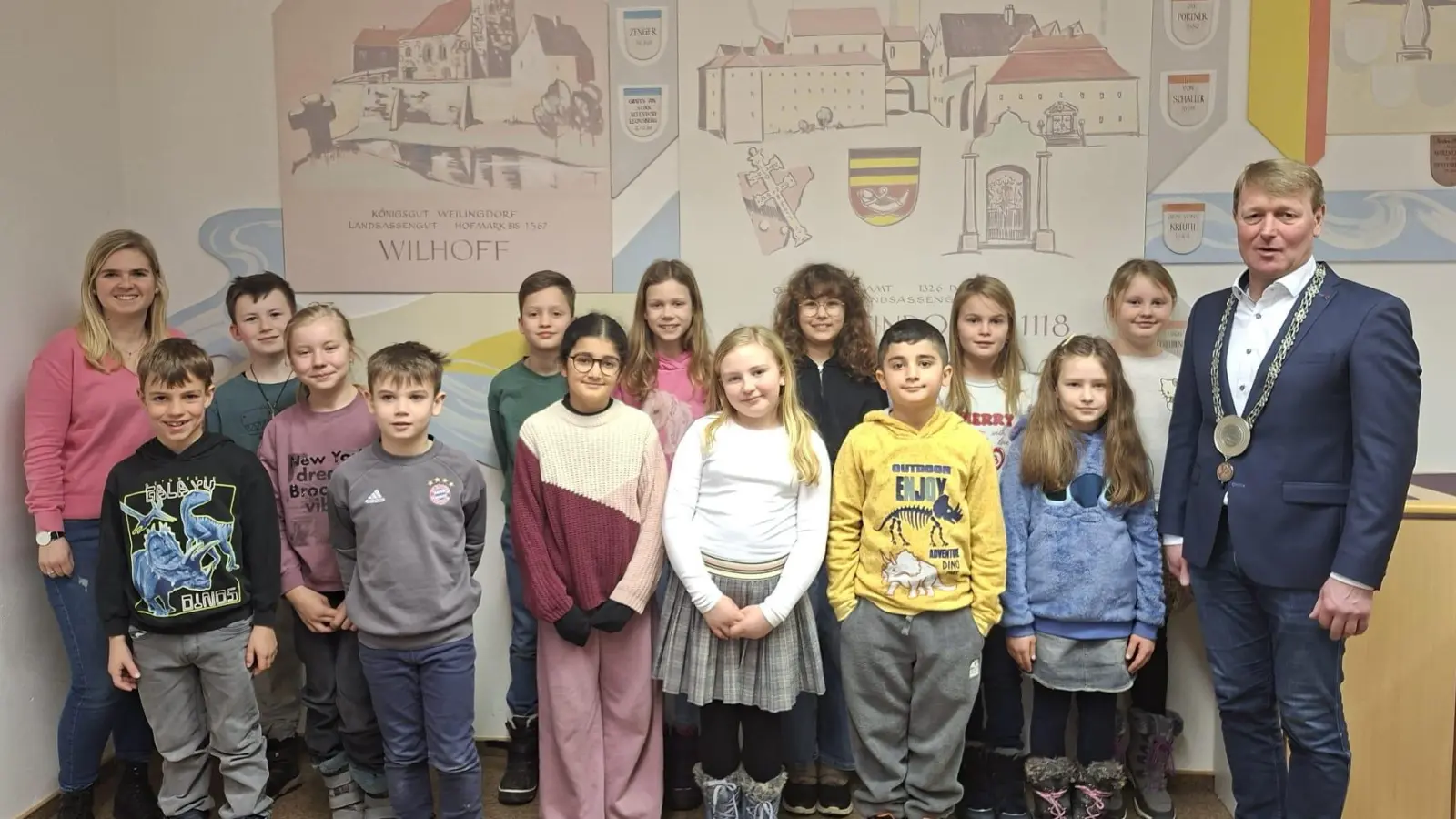 Die Klasse 3/4 mit dem Bürgermeister Markus Schiesl und ihrer Klassenlehrerin Marie Hartl. (Bild: Ortrud Sperl)