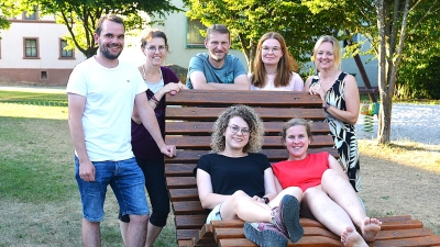 Die neue Vorstandschaft des Theatervereins. Liegend v. li. Meike Birner und Corinna Falk. Stehend v. li. Thomas Kummer, Simone Falk-Biller, Christian Gnan, Bettina Kummer und Marina Basler. (Bild: Fritz Dietl)