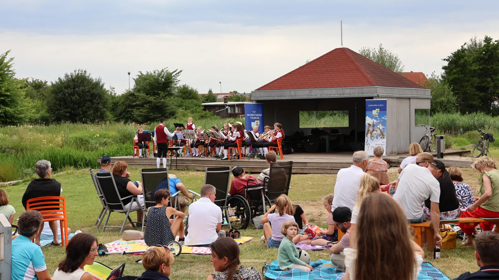 Dicht umlagert war der Pavillon in den Vilsauen, als das Nachwuchsorchester des Musikvereins gekonnt und flott zum Picknick-Konzert aufspielte. (Bild: Stefanie Gradl)