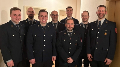Die Führungskräfte der Weiherer Feuerwehr. Von links: Florian Ott (Geräte- und Hüttenwart), Sebastian Wendl (Kassier), Christoph Ott (2. Kommandant), Norbert Stangl (Kommandant a.D.), Daniel Stiegler (Schriftführer), Tobias Schadl (2. Vorstand), Philipp Birner (1. Kommandant), Michael Reif (1. Vorstand). (Bild: Michael Schadl)