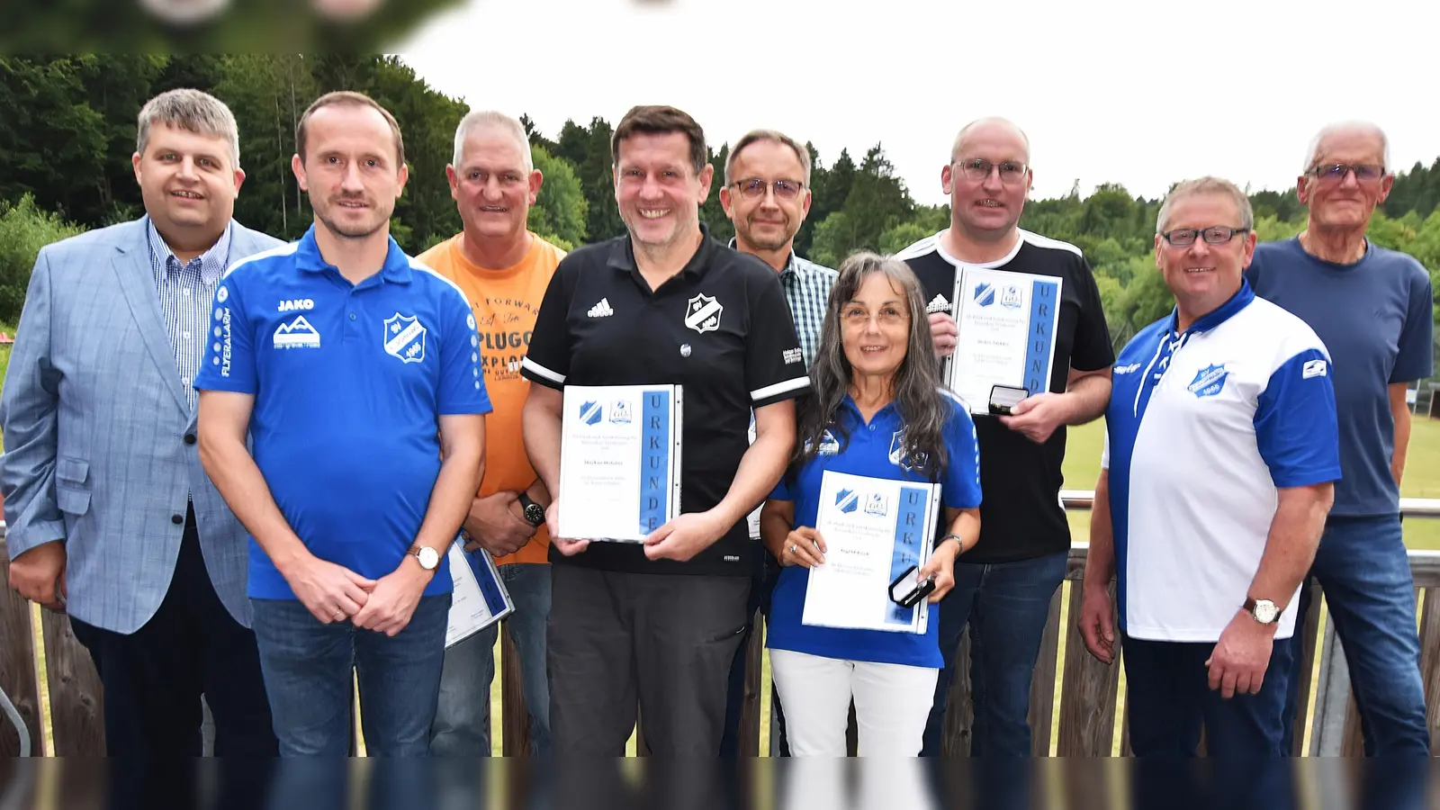 bei der Ehrung (von links) Bürgermeister Dieter Dehling, 1.Vorsitzender Martin Luber, Robert Meyer, Markus Holzner, Rolan Huber, Ingrid Koch , Stefan Niebler, 2.Vorsitzender Werner Englhard und Karl Burger (Mitglied des SVI Ehrungsausschusses) (Bild: Norbert Weis)