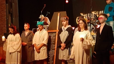 Traditionelles Faschingsbegräbnis der Katholische Jugend Oberviechtach (JUKE) um Mitternacht – mit viel Humor und Applaus verabschiedet. (Bild: Anita Niebauer)