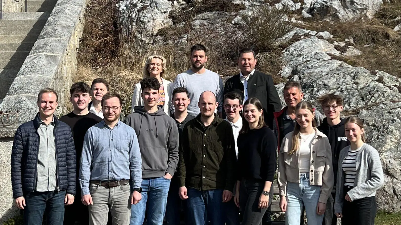 Die neu gewählte Vorstandschaft der Jungen Union gemeinsam mit dem Ersten Bürgermeister Rainer Rewitzer und der Zweiten Bürgermeisterin Andrea Lang  (Bild: Julia Beugler)