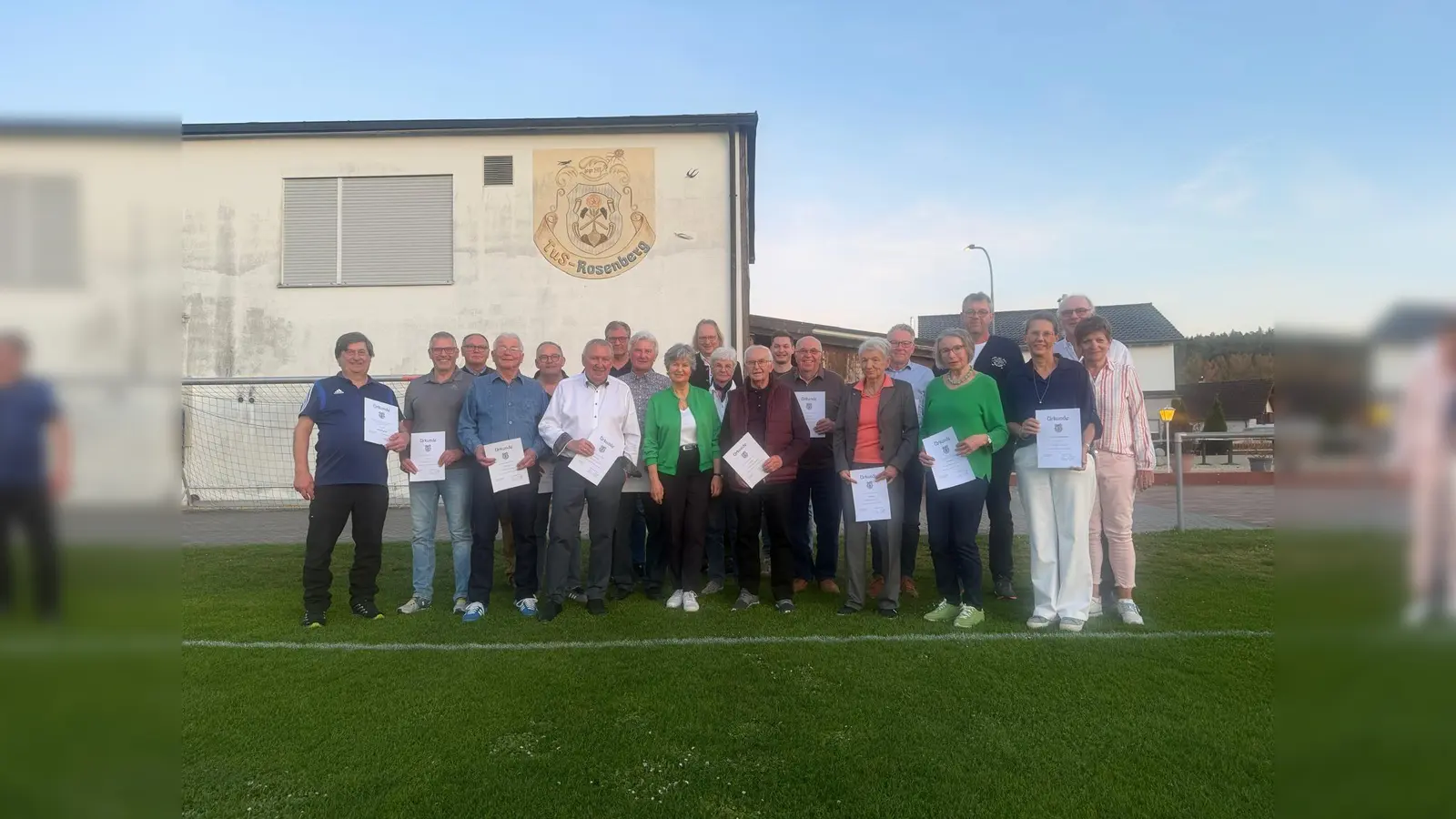 von links hintere Reihe: 1. Vorsitzender Manfred Seitz, Peter Kutschenreiter, Frank Kokott, 2.Vorsitzender Horst Perrey, Julian Tilgen, Klaus Kellner, Peter Nadler, 3. Vorsitzender KH König.<br>Mittlere Reihe: Werner Feige, Berta Frieser, Werner Vogl.<br>Vordere Reihe: Werner Aures, Hans Büttner, Manfred Geismann, Joachim Bender, 3. Bürgermeisterin Hildegard Geismann, Herbert Riehl, Franziska Segerer, Erika Hartmann, Petra Kraska, Kassiererin Helga Sporrer. (Bild: Daniela Ludwig)