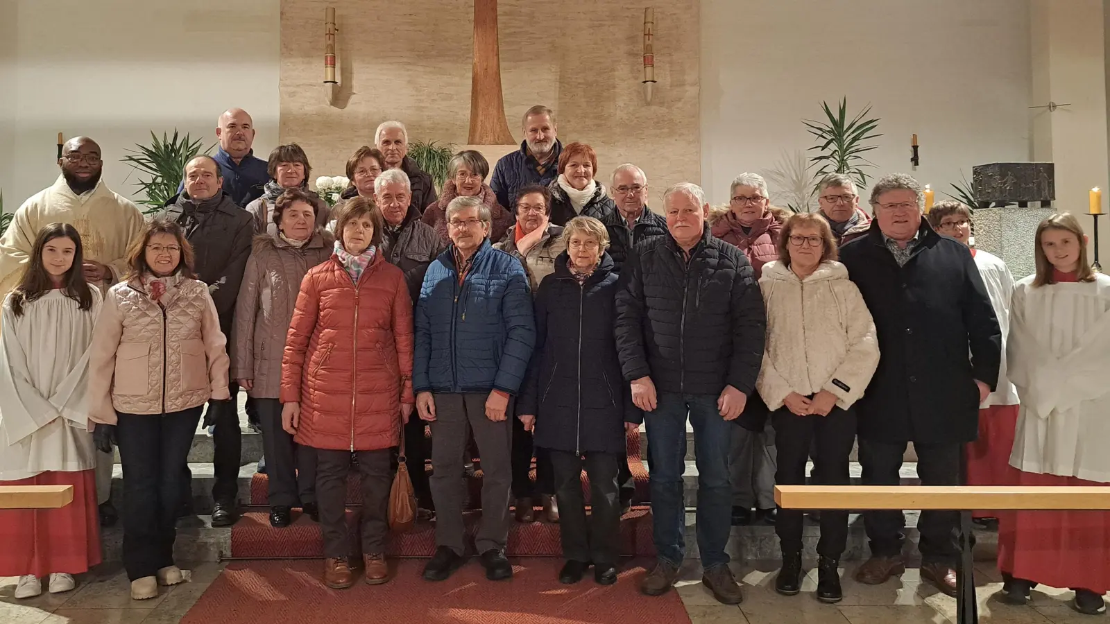 Pfarrvikar Bonaventure Ukatu mit den Ministranten und Pfarrgemeinderatssprecherin Maria Schlögl, erste Reihe links, 2. Person und den 10 Ehejubilaren (Bild: Maria Schlögl)
