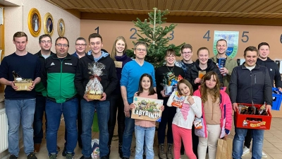 Jugendleiter Christoph Bauriedl (hinten fünfter von rechts) gewann das Nussschießen 2025 und Evi Lingl (vorne mitte) siegte beim Laserschießwettbewerb. (Bild: Dominik Brenner)