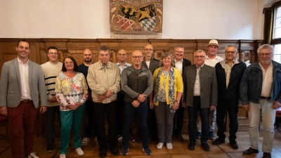 BRK-Kreisgeschäftsführer Sebastian Schaller (1. von links) und OB Michael Cerny (10. von links) zeichneten langjährige Blutspender im Rahmen einer Feierstunde im Kleinen Rathaussaal aus.  (Bild: Simon Hauck)