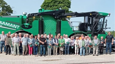 Gruppenbild vor einem Hacker der Fa. Albach in Langquaid  (Bild: Michael Wenkel)