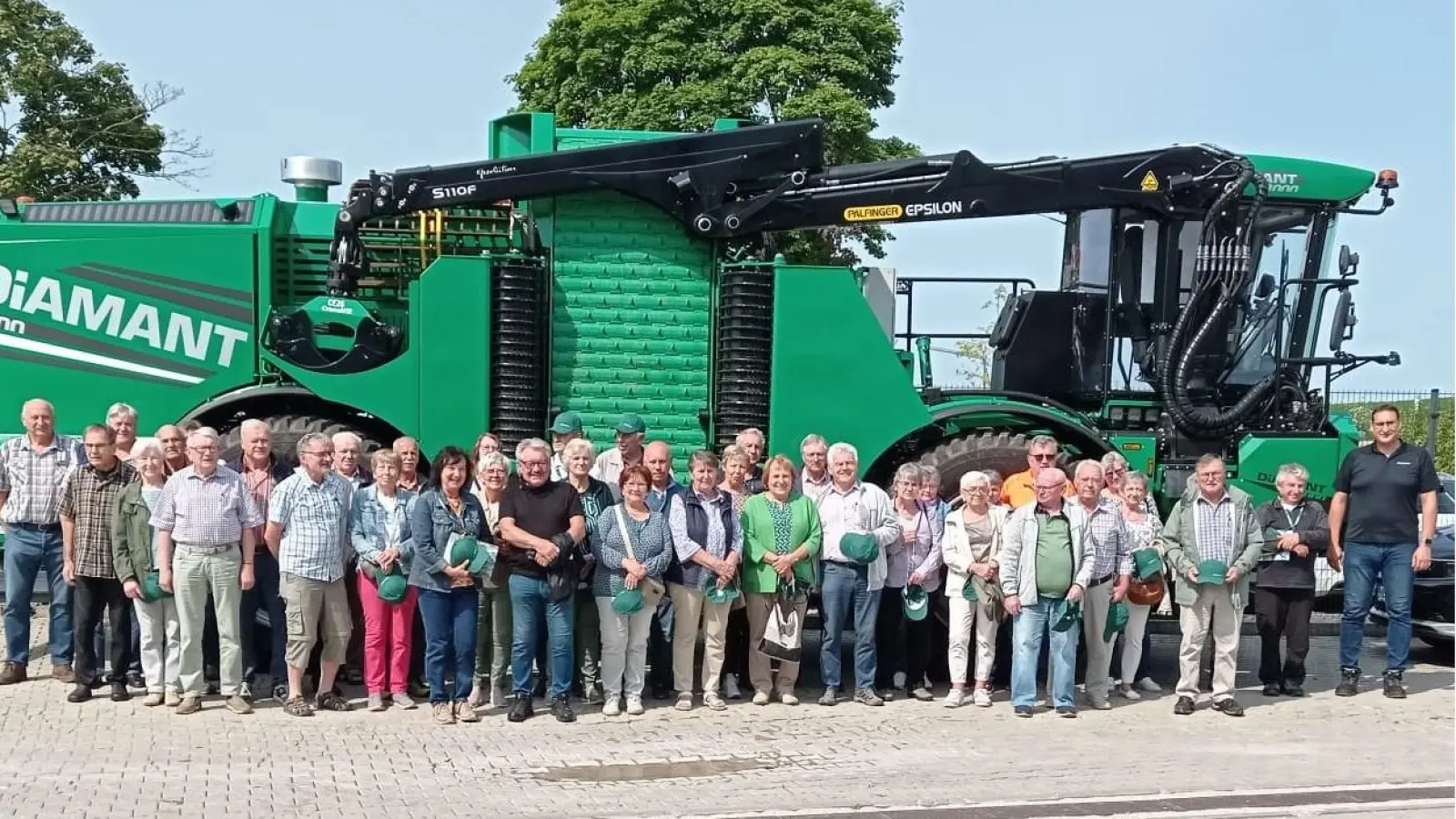 Gruppenbild vor einem Hacker der Fa. Albach in Langquaid  (Bild: Michael Wenkel)