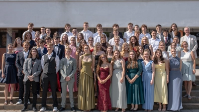 Die beigefügte Aufnahme von Jakob König zeigt die Abiturientinnen und Abiturienten des Gymnasiums Eschenbach zusammen mit dem Schulleiter, OStD Harald Olschner, sowie den beiden Oberstufenkoordinatoren Frau Eckert und Herrn Kreuzer. (Bild: Jakob König | MaKs Fotografie)