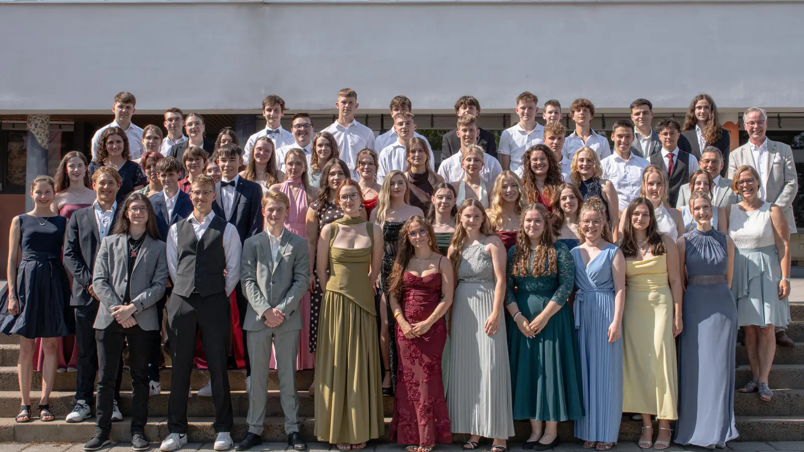Die beigefügte Aufnahme von Jakob König zeigt die Abiturientinnen und Abiturienten des Gymnasiums Eschenbach zusammen mit dem Schulleiter, OStD Harald Olschner, sowie den beiden Oberstufenkoordinatoren Frau Eckert und Herrn Kreuzer. (Bild: Jakob König | MaKs Fotografie)