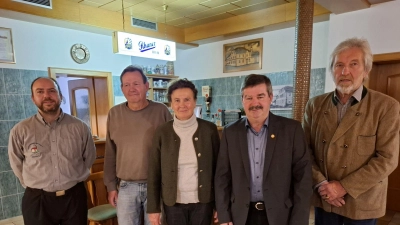 Stellvertretender Bezirks- und Kreisvorsitzenden Arthur Weber und Kreisvorsitzender Helmut Grünbauer (v.r.) und (v.l.) Ortsvorsitzender Robert Hantzsch dankten Markus Göppl für 10- und Gertraud Nachtmann für 40-jährige Treue. (Bild: Karl Ziegler)