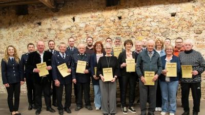 Für langjährige Zugehörigkeit zeichnete die Feuerwehr Vilseck bei der Jahreshauptversammlung im Zehentkasten viele ihrer treuen Mitglieder aus. (Bild: Michael Lang)