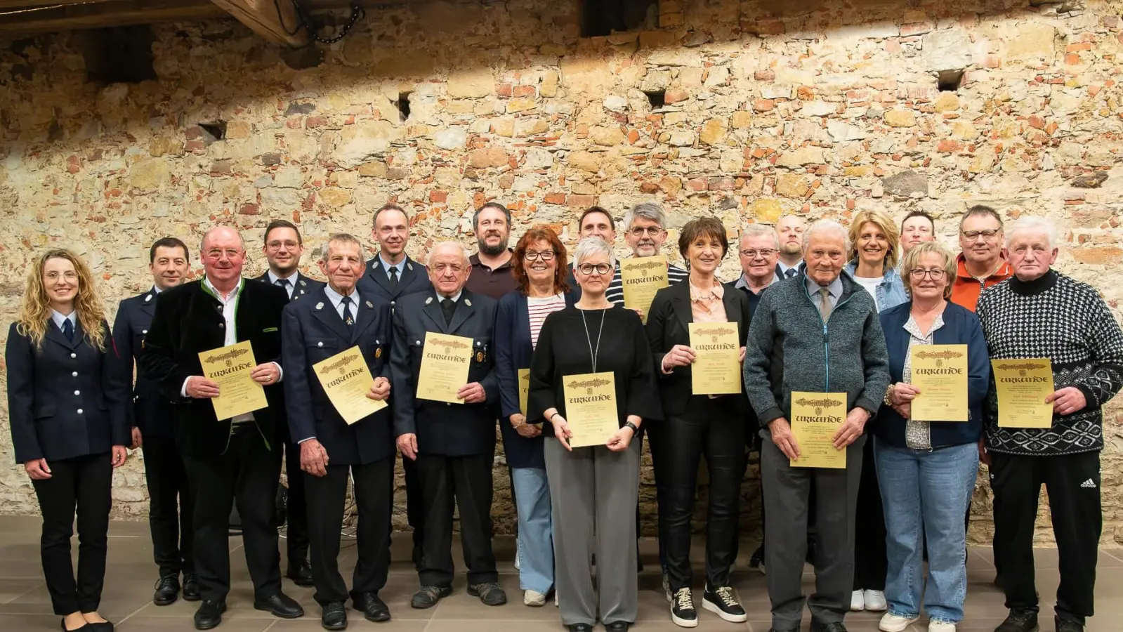 Für langjährige Zugehörigkeit zeichnete die Feuerwehr Vilseck bei der Jahreshauptversammlung im Zehentkasten viele ihrer treuen Mitglieder aus. (Bild: Michael Lang)