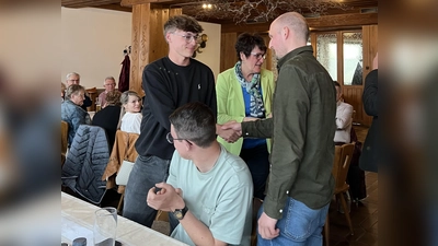 Sebastian Voit (links) wird von Ortsvorsitzendem Matthias Weig (rechts) zur Wahl als neuer Kassier der Jungen Union Pleystein beglückwünscht. (Bild: Julia Beugler)