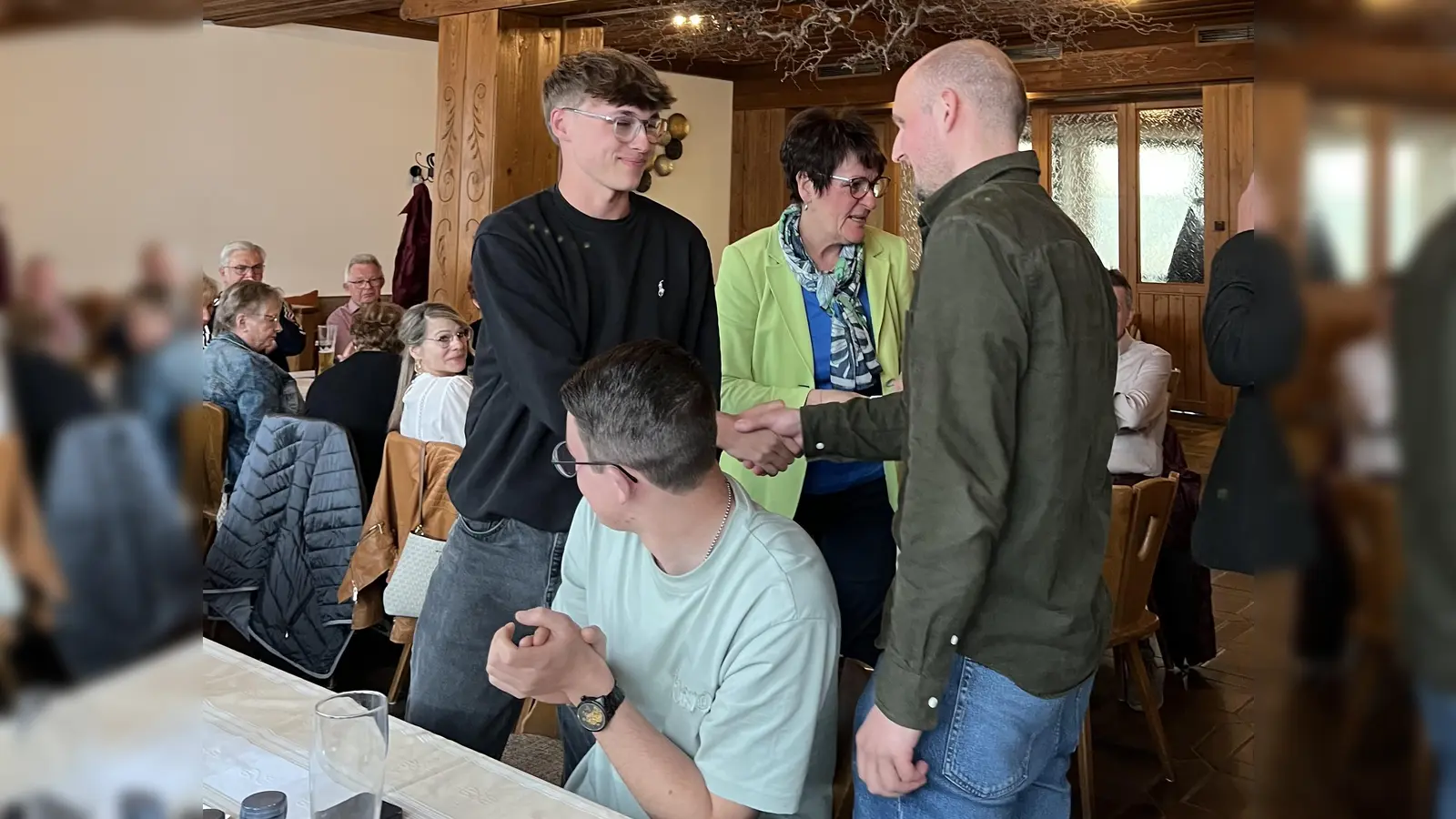 Sebastian Voit (links) wird von Ortsvorsitzendem Matthias Weig (rechts) zur Wahl als neuer Kassier der Jungen Union Pleystein beglückwünscht. (Bild: Julia Beugler)