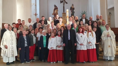 Michael Koch (vorne zwischen den Ministranten) wurde für sein 20-jähriges Jubiläum als Organist und Chorleiter der Pfarrei Schwarzenfeld mit einer Messe gefeiert. (Bild: Judith Lobinger)