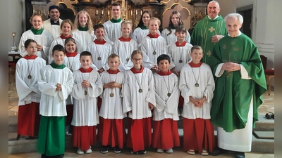 Die Ministrantinnen und Ministranten in den roten Gewändern wurden neu in die Ministrantenschar aufgenommen.1. Reihe von links nach rechts: Ferdinand Pronold, Hannes Rieger, Max Irlbacher, Andrea Stöhr, Carlo Covarrubias, Johannes Bauer. 2. Reihe vo li na re: Viktoria Zinkl, Amina Zimmermann. 3. Reihe: Lisa Irlbacher, Marie Frey, Julian Riewe-Graf, Vincent Herzog, Franziska Zimmerer, Frieda Bösl. 4. Reihe Kaplan Chinna Dola, Oberministrantin Maria Schwingl, Matthias Fischer, Gruppenleiterinnen Annika Ried, Anna Schwarz Pfarrer Alfons Kaufmann und Lothar Kittelberger. (Bild: Anita Niebauer)