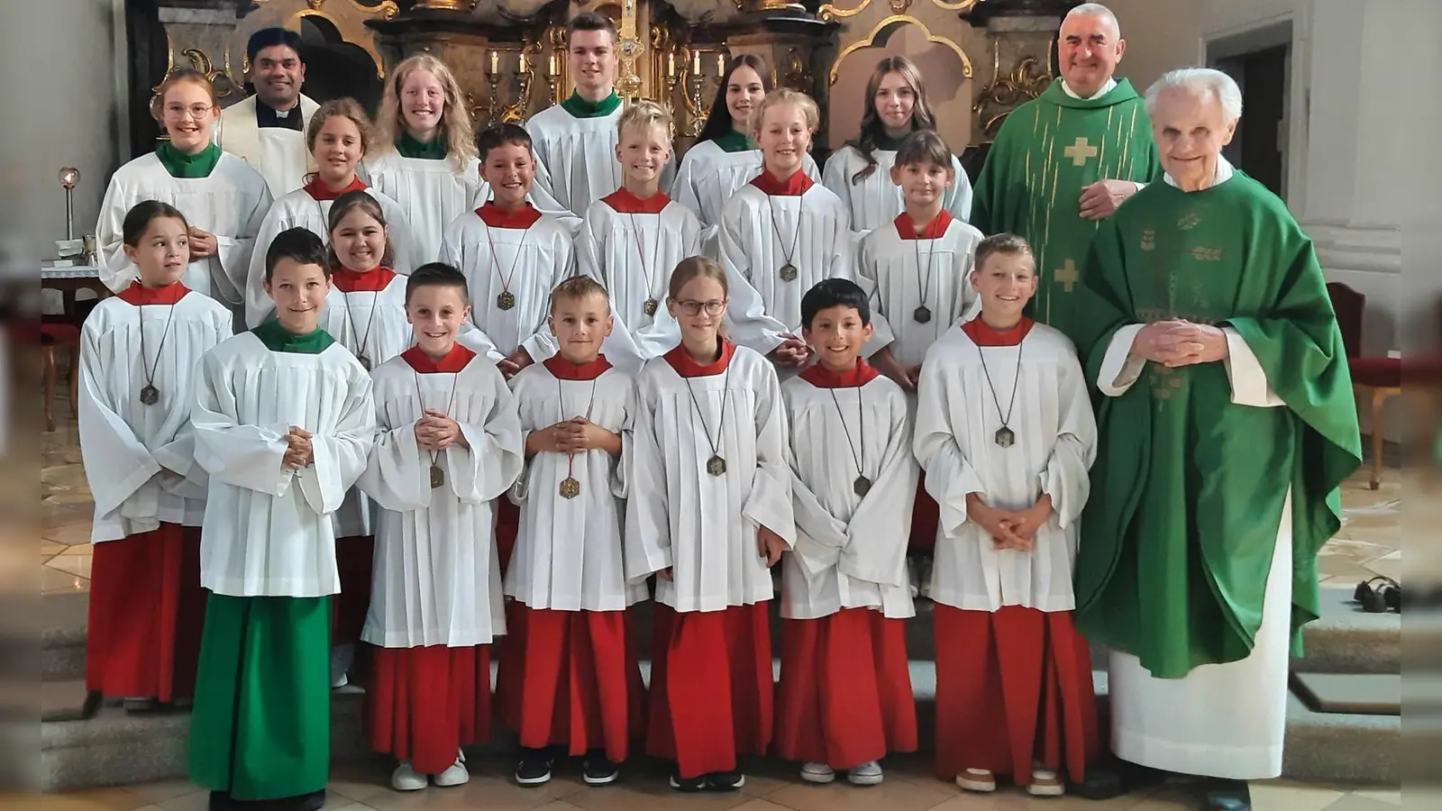 Die Ministrantinnen und Ministranten in den roten Gewändern wurden neu in die Ministrantenschar aufgenommen.1. Reihe von links nach rechts: Ferdinand Pronold, Hannes Rieger, Max Irlbacher, Andrea Stöhr, Carlo Covarrubias, Johannes Bauer. 2. Reihe vo li na re: Viktoria Zinkl, Amina Zimmermann. 3. Reihe: Lisa Irlbacher, Marie Frey, Julian Riewe-Graf, Vincent Herzog, Franziska Zimmerer, Frieda Bösl. 4. Reihe Kaplan Chinna Dola, Oberministrantin Maria Schwingl, Matthias Fischer, Gruppenleiterinnen Annika Ried, Anna Schwarz Pfarrer Alfons Kaufmann und Lothar Kittelberger. (Bild: Anita Niebauer)