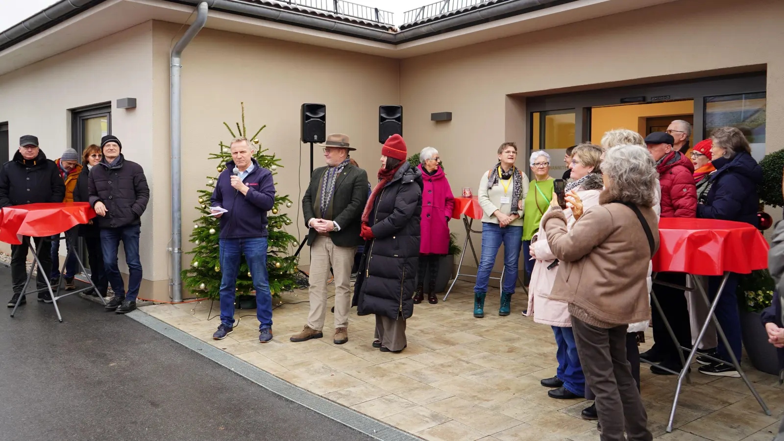 Pflegedienstleiter Manfred Seitz (links) und Oberbürgermeister Andreas Feller (rechts) begrüßten die Anwesenden. (Bild: Katrin Pollinger)