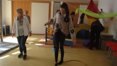 Der Bewegungsraum, der täglich für die Kinder während der Freispielzeit geöffnet ist, war auch für die Eltern ein beliebter Treffpunkt. (Bild: Marion Eitel)