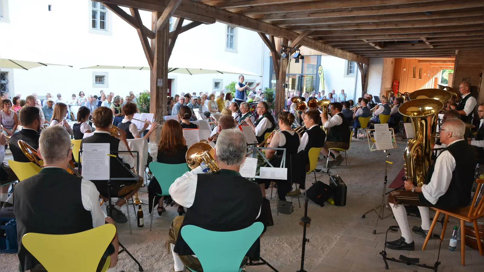 Letztmals fand 2023 eine Musikserenade im Schafferhof statt, damals musizierten die Blaskapellen Konnersreuth und Falkenberg vor vollem Haus. Heuer ist die Stadtkapelle Mitterteich zu Gast. (Bild: Josef Rosner)