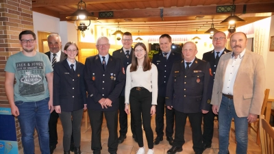 Theresa Gollwitzer (Mitte) ist die neue stellv. Vorsitzende der Feuerwehr Bernrieth. Sie steht in Zukunft Vorsitzendem Hans Dittmann (Vierter von links) in der Vorstandschaft zur Seite. Aus der Führungsriege wurde Sina Bayer (Dritte von links) als bisherige 2. Vorsitzende verabschiedet. Neu im Beirat der Feuerwehr ist Tobias Lang (links). (Bild: Franz Völkl)