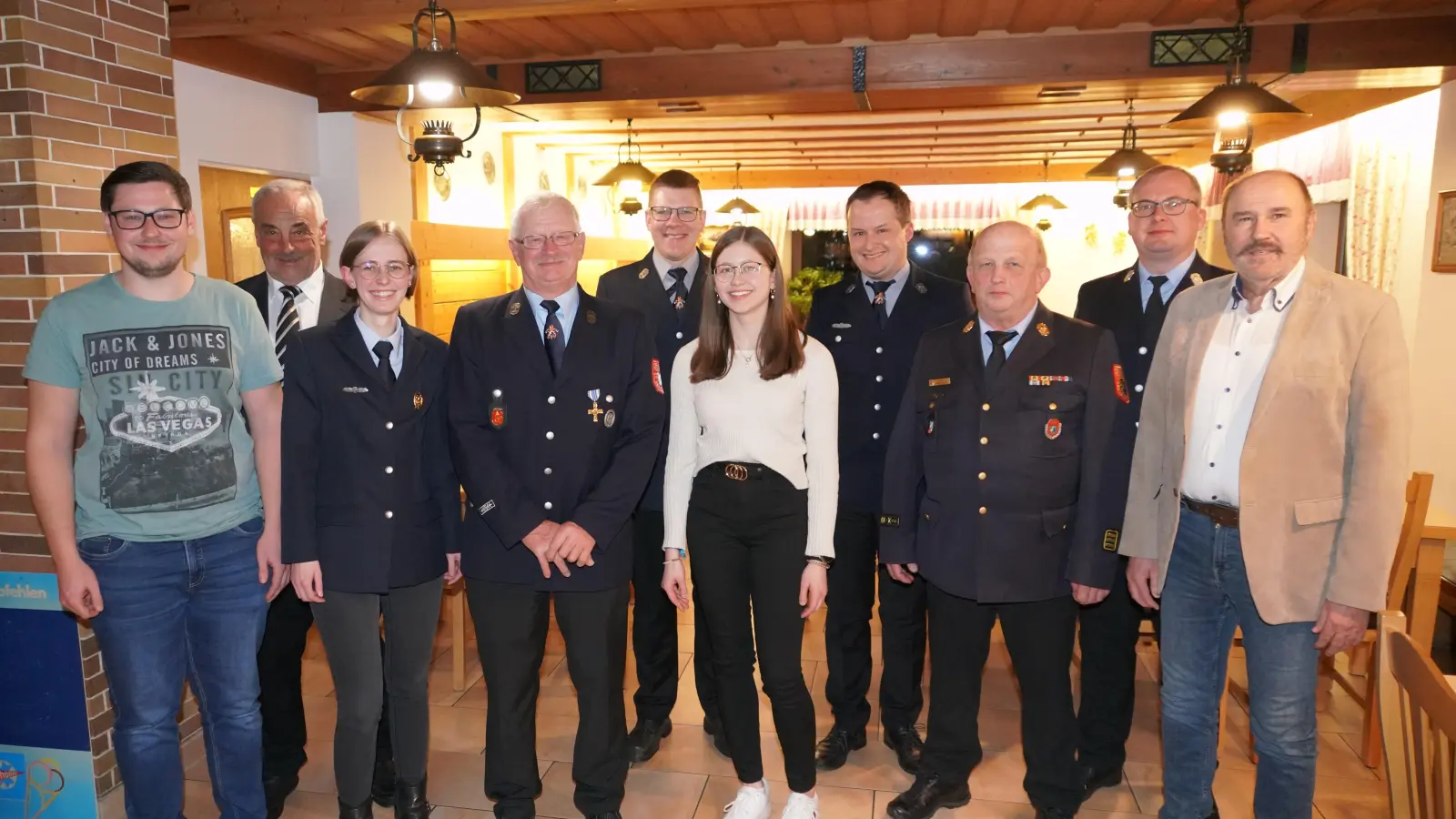 Theresa Gollwitzer (Mitte) ist die neue stellv. Vorsitzende der Feuerwehr Bernrieth. Sie steht in Zukunft Vorsitzendem Hans Dittmann (Vierter von links) in der Vorstandschaft zur Seite. Aus der Führungsriege wurde Sina Bayer (Dritte von links) als bisherige 2. Vorsitzende verabschiedet. Neu im Beirat der Feuerwehr ist Tobias Lang (links). (Bild: Franz Völkl)