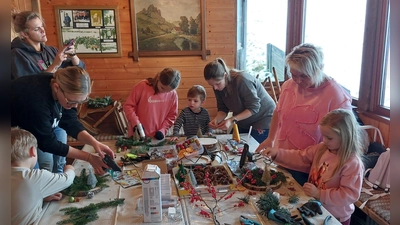 Kinder und Eltern der Jugendgruppe „Wilde Beeren Wichtel” des OGV Sigl gestallten ein Adventsgeteck auf Baumscheiben. (Bild: Heuberger Armin)