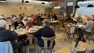 Referentin Rosemarie Meier, rechts sitzend, leitet die Senioren zu verschiedenen Bewegungsübungen an. (Bild: Margit Konze)