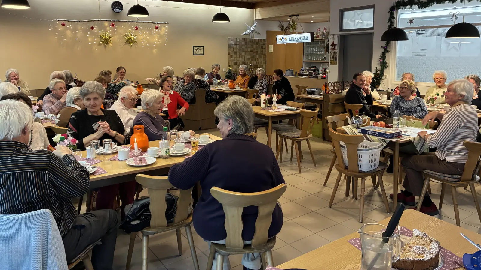 Referentin Rosemarie Meier, rechts sitzend, leitet die Senioren zu verschiedenen Bewegungsübungen an. (Bild: Margit Konze)