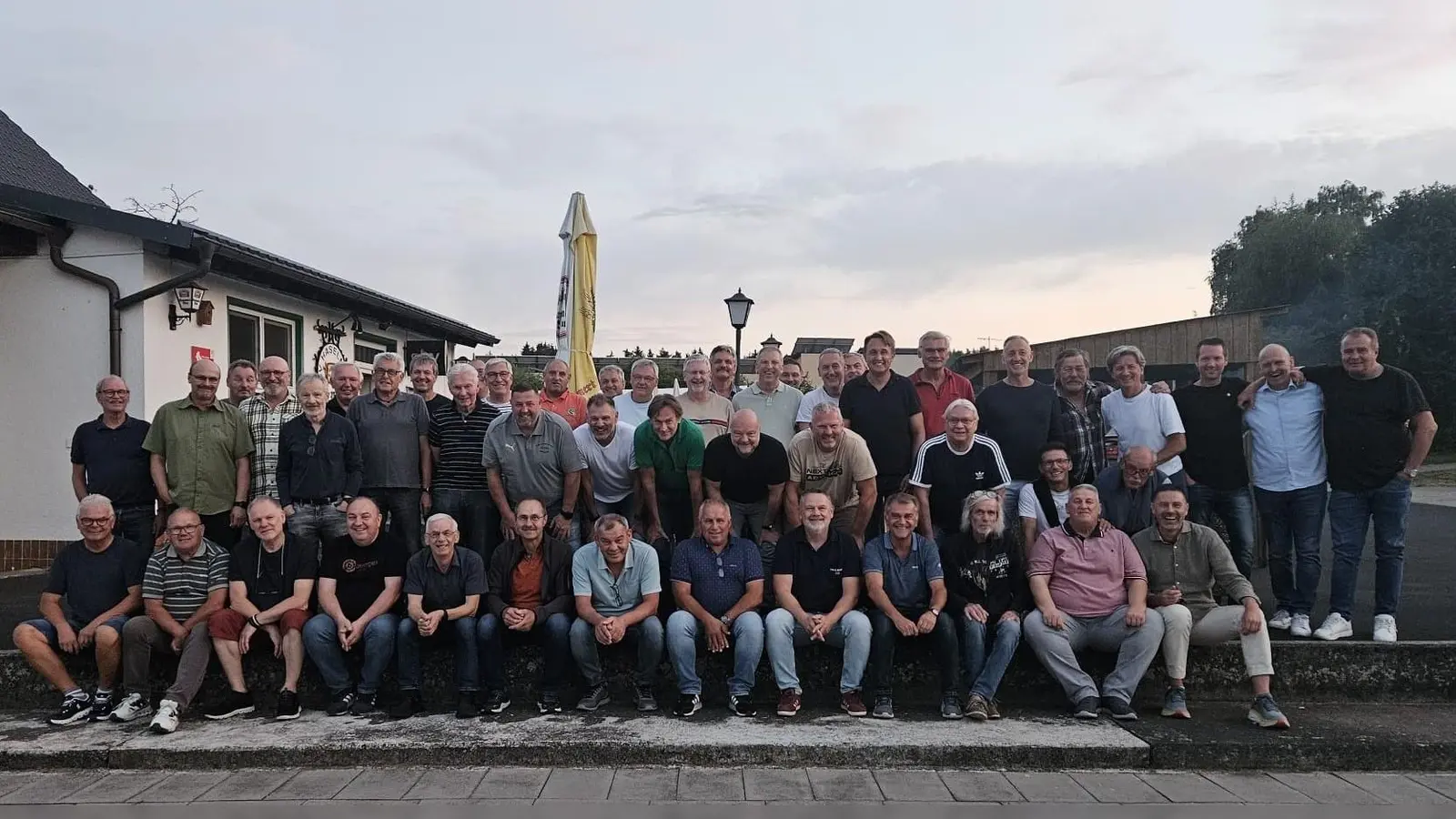 Spieler, Trainer und Betreuer beim Ehemaligentreff des ASV Haselmühl. (Bild: Peter Meier)