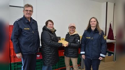 Erster Polizeihauptkommissar Martin Zehent, Polizeihauptkommissarin Sandra Hutterer (rechts) und Büroangestellte Martina Rauch (Zweite von links) überreichen den Erlös des Polizei-Fußballturniers an Tafelmitarbeiterin Antonia Gruber (Zweite von rechts).  (Bild: dob)