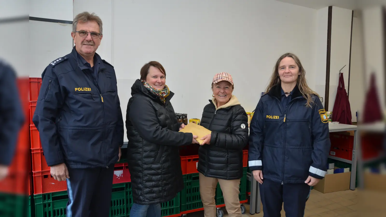 Erster Polizeihauptkommissar Martin Zehent, Polizeihauptkommissarin Sandra Hutterer (rechts) und Büroangestellte Martina Rauch (Zweite von links) überreichen den Erlös des Polizei-Fußballturniers an Tafelmitarbeiterin Antonia Gruber (Zweite von rechts).  (Bild: dob)