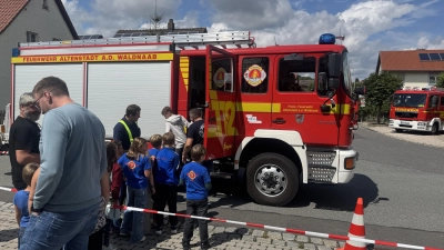 Für eine Fahrt im Feuerwehrauto mussten sich die Kinder anstellen. (Bild: Julian Rundag)