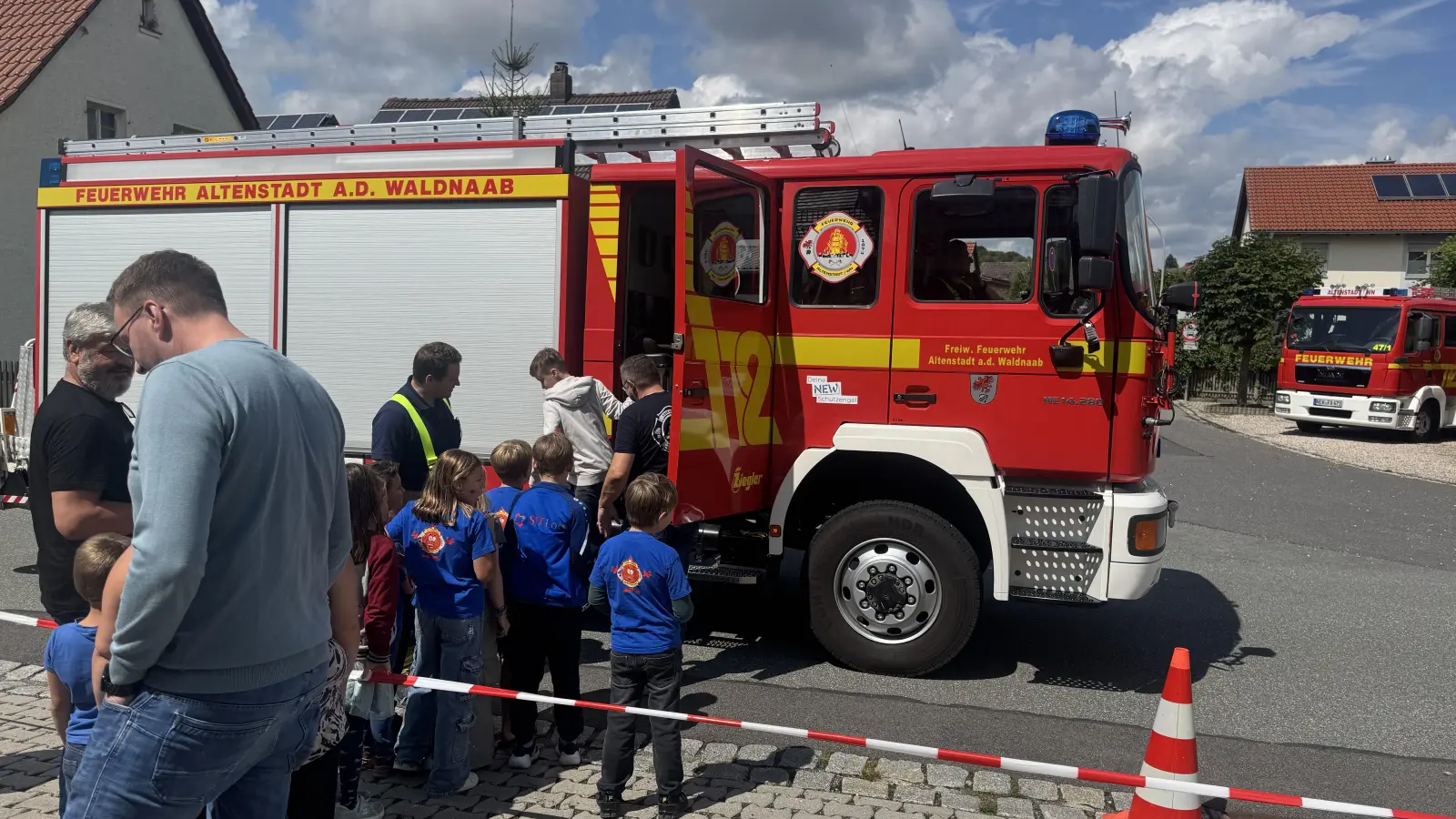 Für eine Fahrt im Feuerwehrauto mussten sich die Kinder anstellen. (Bild: Julian Rundag)
