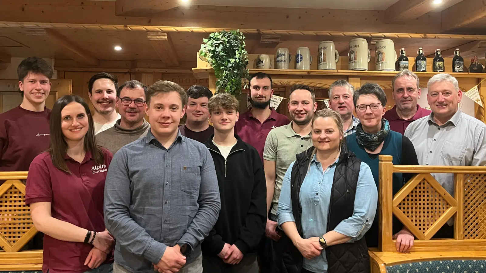 Neuwahlen des Alpino Querenbach. V.l.n.r: David Schaller, Andrea Ernstberger, Felix Hart, Stefan Hart, Niklas Hart, Benedikt Scharnagl, Maximilian Scharnagl, 1. Vorsitzender Stefan Ernstberger, Kassier Josef Peter, Mario Peter, 2. Vorsitzender Hubert Scharnagl, Sonja Hart, Herbert Döllinger, 2. Bürgermeister Markus Scharnagl. (Bild: Lena Schaller)