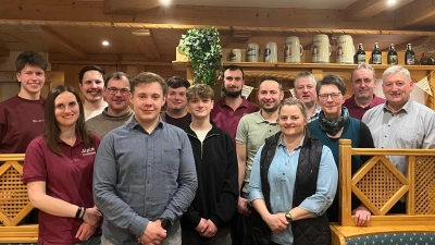 Neuwahlen des Alpino Querenbach. V.l.n.r: David Schaller, Andrea Ernstberger, Felix Hart, Stefan Hart, Niklas Hart, Benedikt Scharnagl, Maximilian Scharnagl, 1. Vorsitzender Stefan Ernstberger, Kassier Josef Peter, Mario Peter, 2. Vorsitzender Hubert Scharnagl, Sonja Hart, Herbert Döllinger, 2. Bürgermeister Markus Scharnagl. (Bild: Lena Schaller)