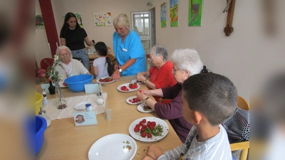 Alt und Jung arbeiten Hand in Hand: Marmelade einkochen im Caritas-Altenheim Marienheim (Bild: Daniela Donhauser)
