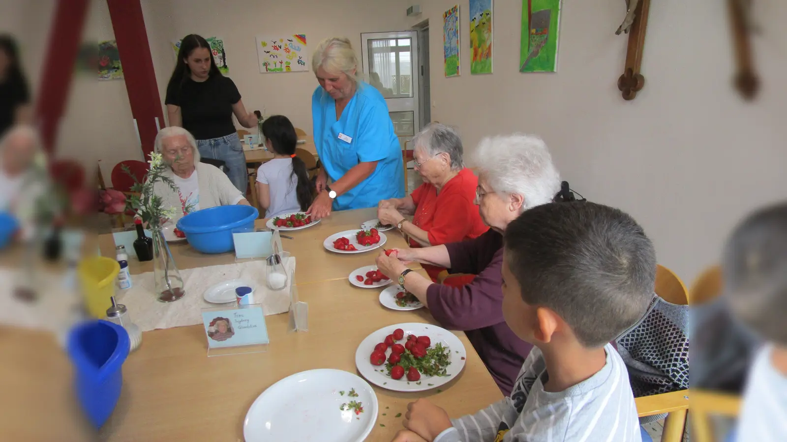 Alt und Jung arbeiten Hand in Hand: Marmelade einkochen im Caritas-Altenheim Marienheim (Bild: Daniela Donhauser)