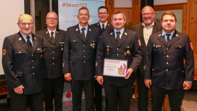 Florian Meckl (3.v.r.) wurde mit dem Ehrenkreuz in silber des Kreisfeuerwehrverbandes Amberg-Sulzbach geehrt. (Bild: Florian Schlegel)