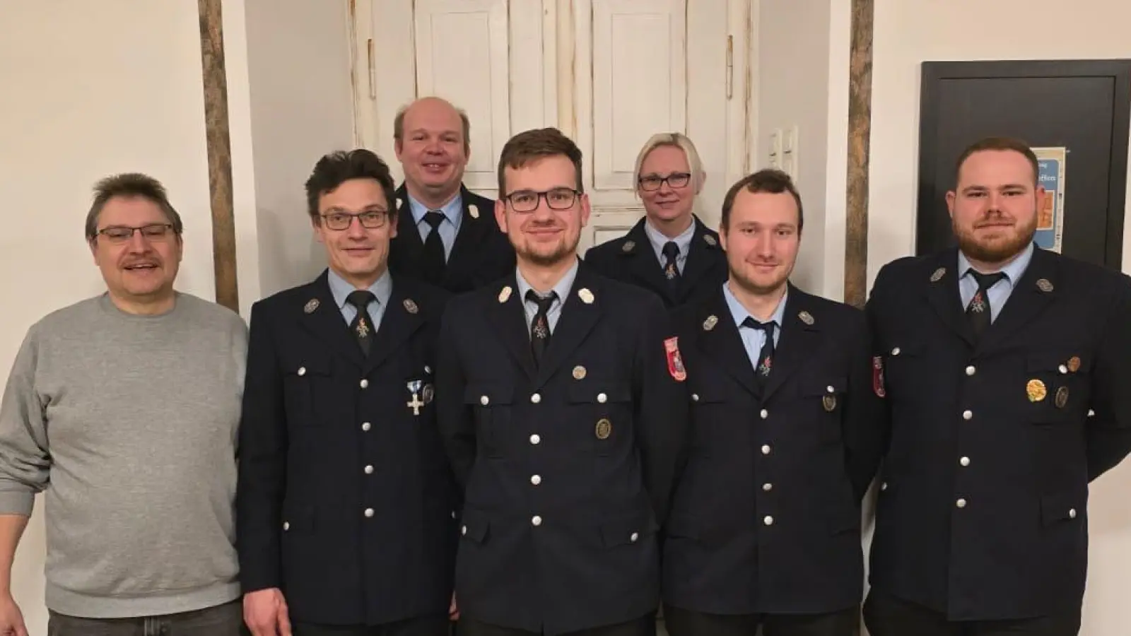 Die Führung der FFW Brünst v.l. Gemeinderat Wolfgang Bock, 2. Kdt Bringfried Bock, KBM Alexander Klettner, Vorstand und 1. Kdt Konstantin Völkl, 2. Vorstand Stephanie Stahl, Kassier Tobias Nickl, Schriftführer Philipp Völkl (Bild: Katharina Lingl)