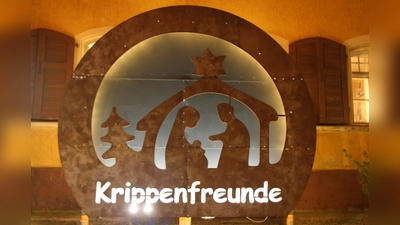 Die Freikrippe der Krippenfreunde Schnaittenbach e.V. am Marktplatz zwischen Kirche und Rathaus wird wieder idealer Ausgangspunkt für den Schnaittenbacher Krippenweg sein.  (Bild: Ulrich Reindl)