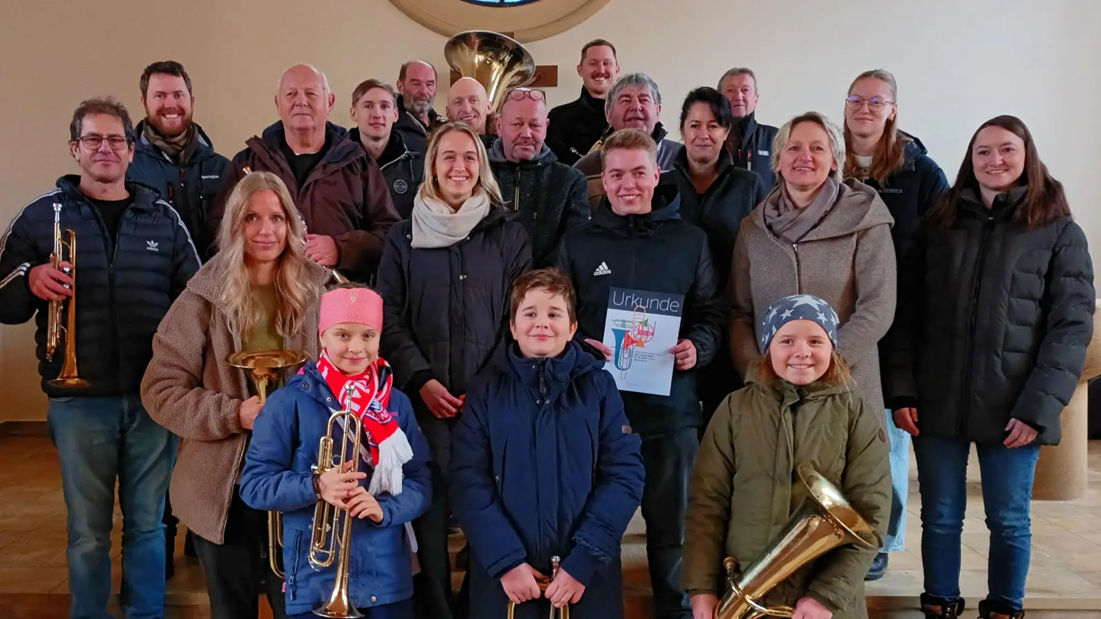 Posaunenchor Schwend mit dem Jubilar Jonas Weiß - Urkunde, und den Jungbläsern/-innen. (Bild: Gerda Stollner)