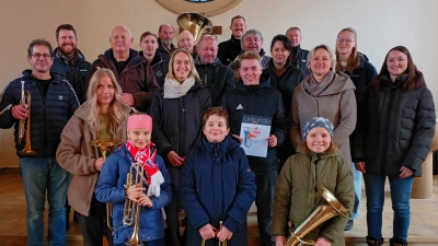 Posaunenchor Schwend mit dem Jubilar Jonas Weiß - Urkunde, und den Jungbläsern/-innen. (Bild: Gerda Stollner)